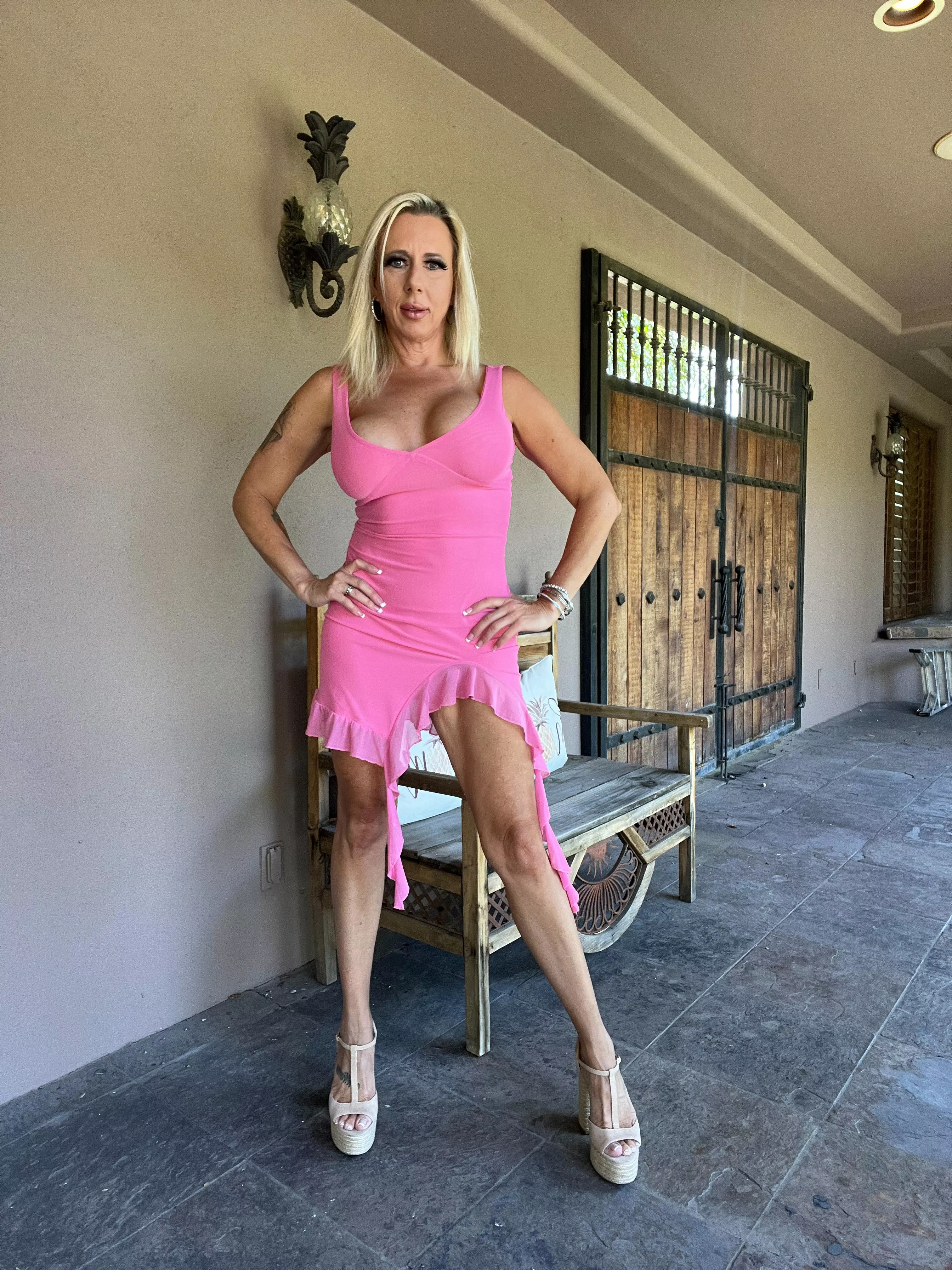 Feeling extra Milfy in this pink dress!