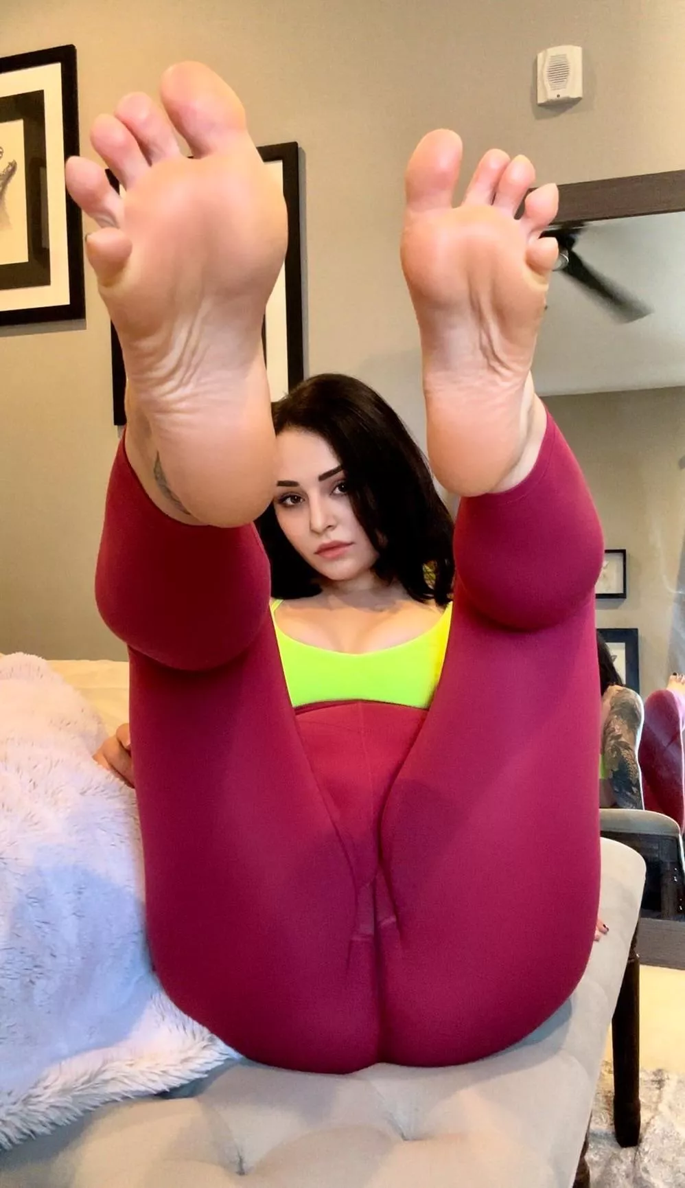 Feet or cameltoe?