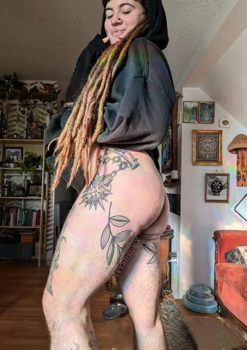 Gotta love hoodie weather 🍑