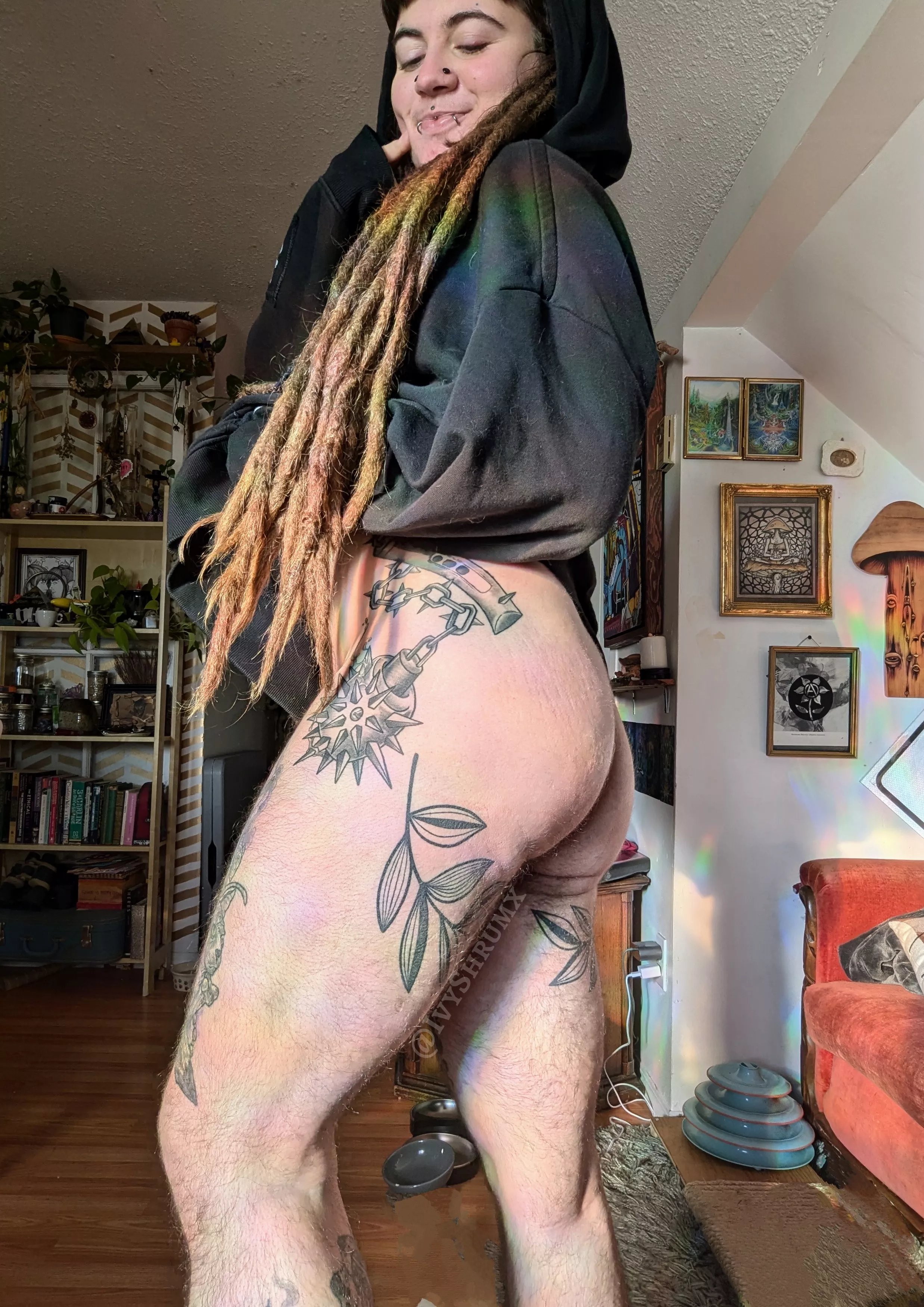 Gotta love hoodie weather 🍑