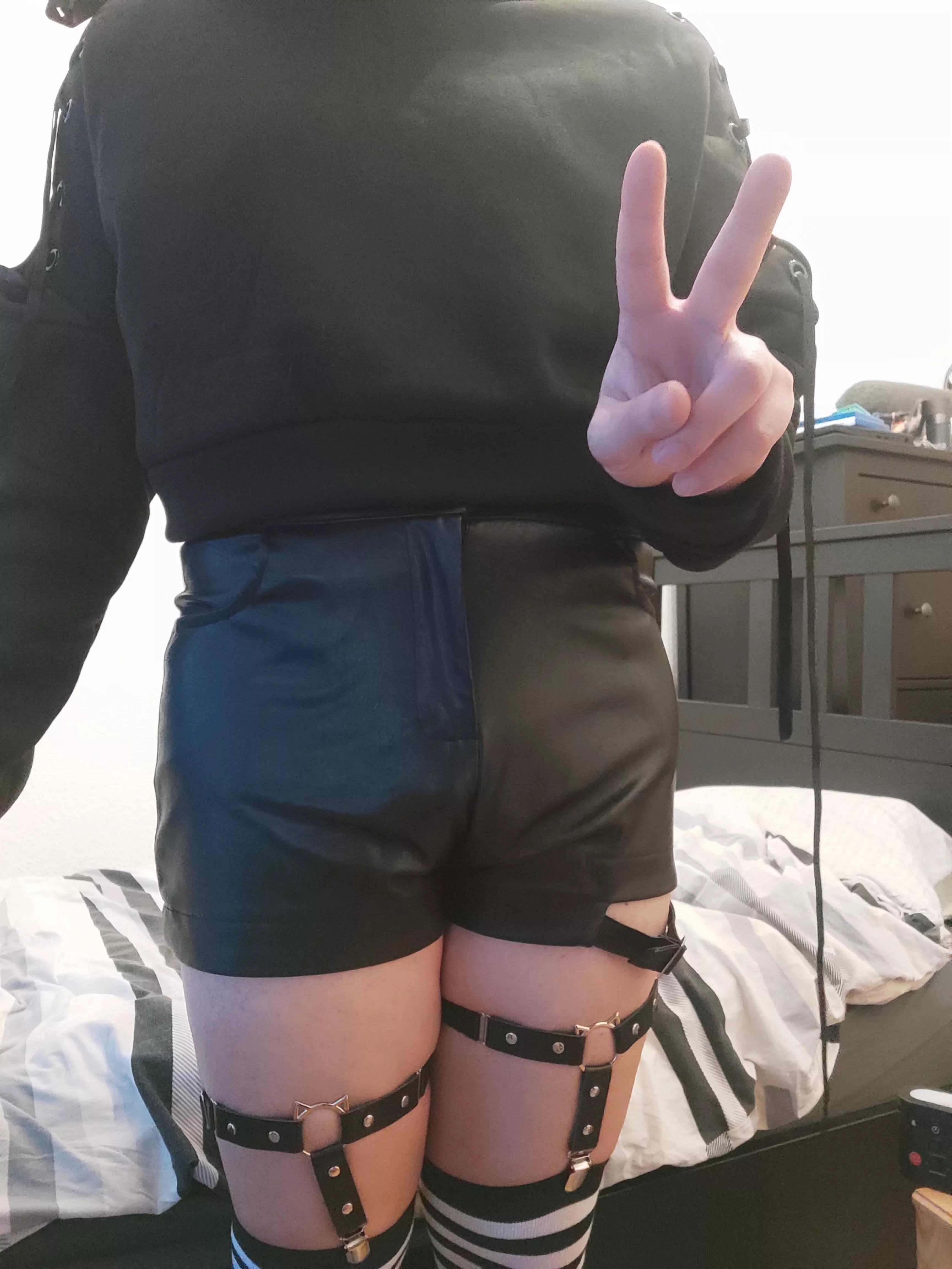 Happy Femboy Friday. Dieser silly Femboy hat Geburtstag :3
