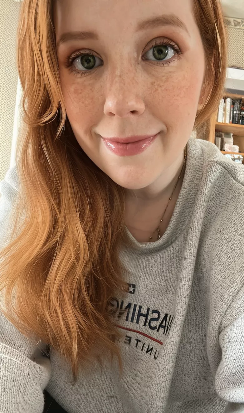 Hey I'm home alone today and need some attention! Come say hi? ❤️ 