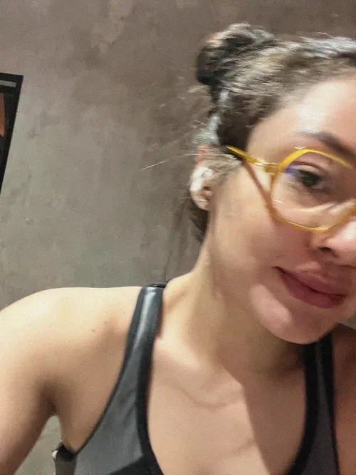 Hotwife looking for someone to sweat with..