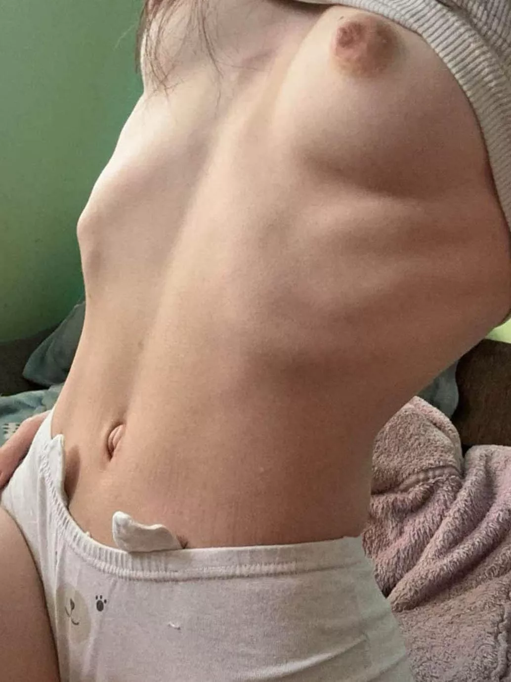 Hundreds of lizard species don’t have legs. Legless lizards had limbs at one point, but their arms and legs became smaller over millions of years until they disappeared entirely. Many legless lizards live underground, where it’s easier to slither thr