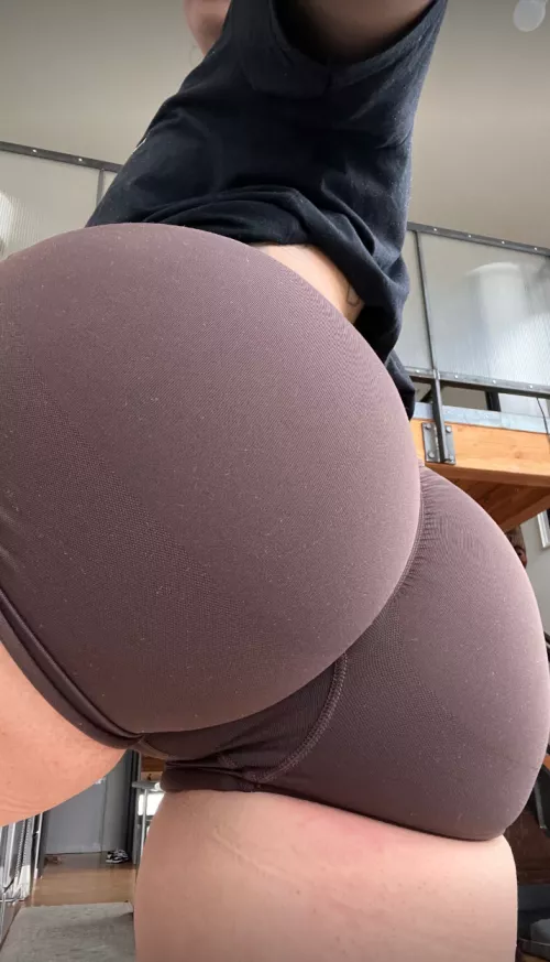 i get it, you just need this booty on ur face...