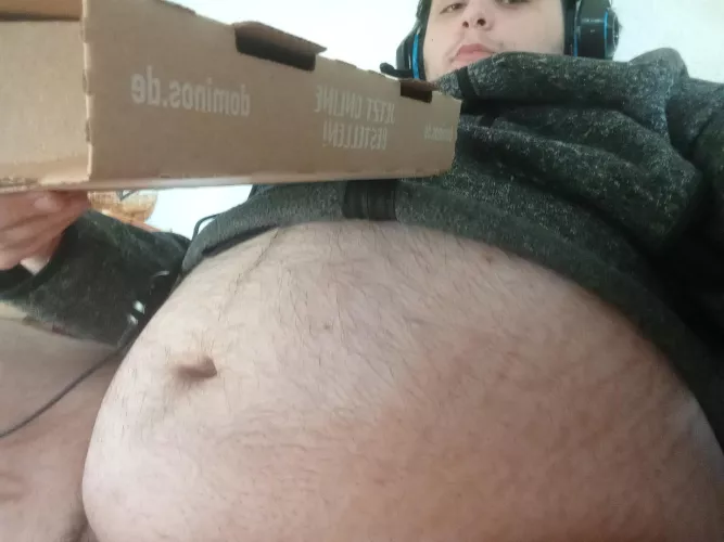 I Had 4 Pizzas today from Dominos and alot treats + chocolate.. god i feel good 🥴