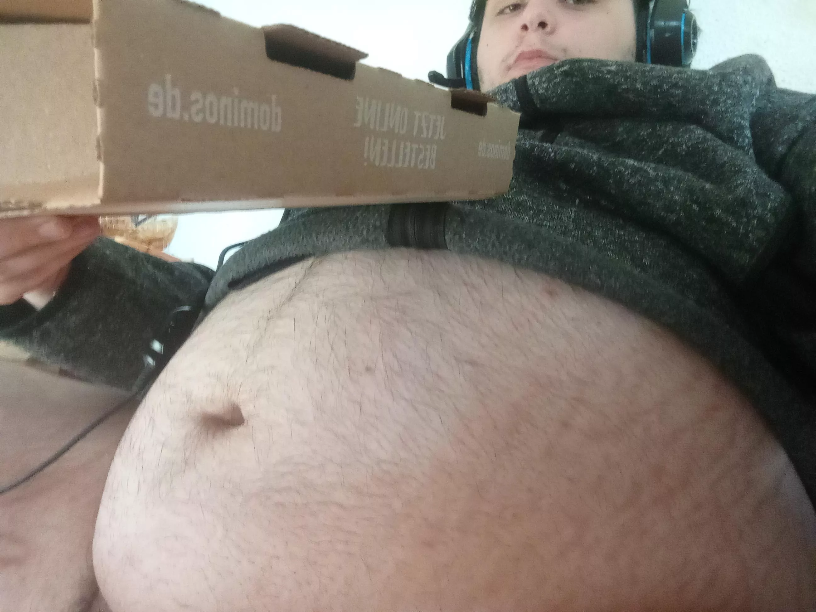 I Had 4 Pizzas today from Dominos and alot treats + chocolate.. god i feel good 🥴