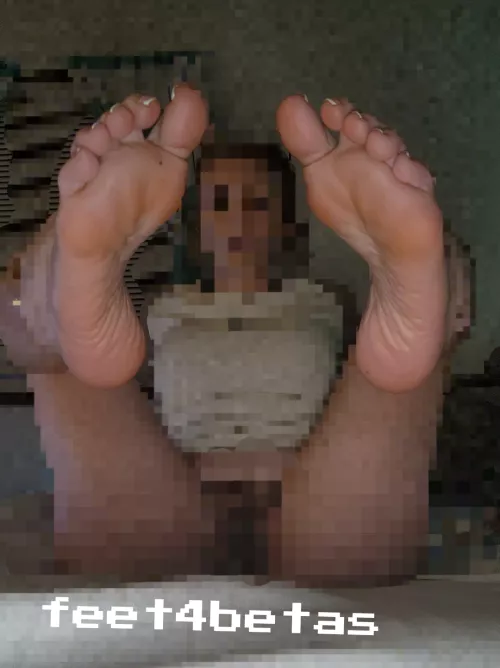I know how much you losers love my feet