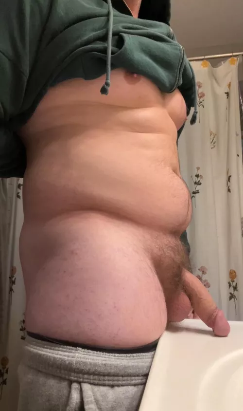I love all dad bods, but they’re even better when there’s a hung dong attached to them. Who agrees? 