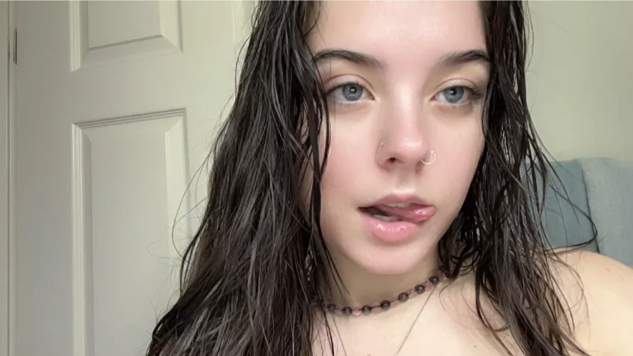 i see you lurking little betas, just give into your goddess 💋