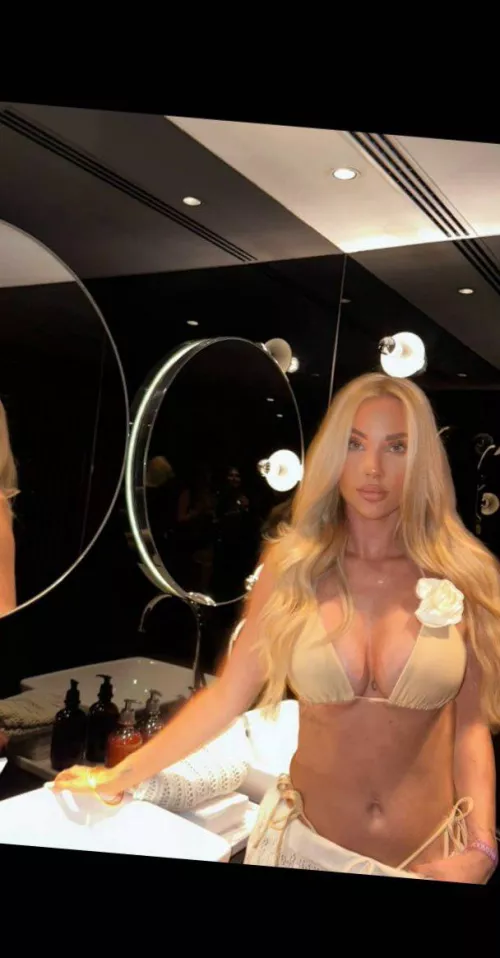 if i look at you like this at a party you're definitely gonna get a very sloppy blowjob