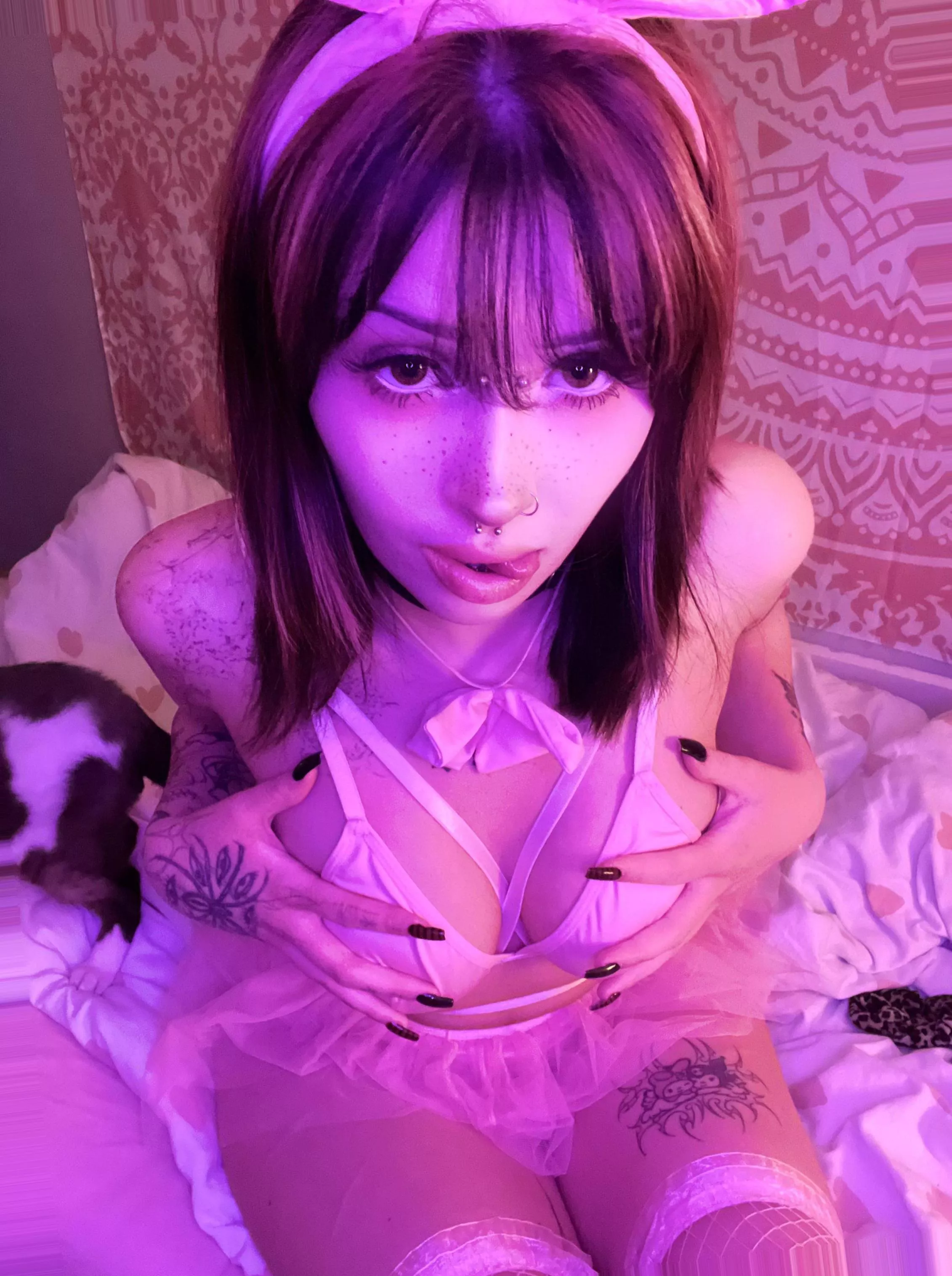 i'm feeling really cold right now, can u come over and warm me up?? ^^