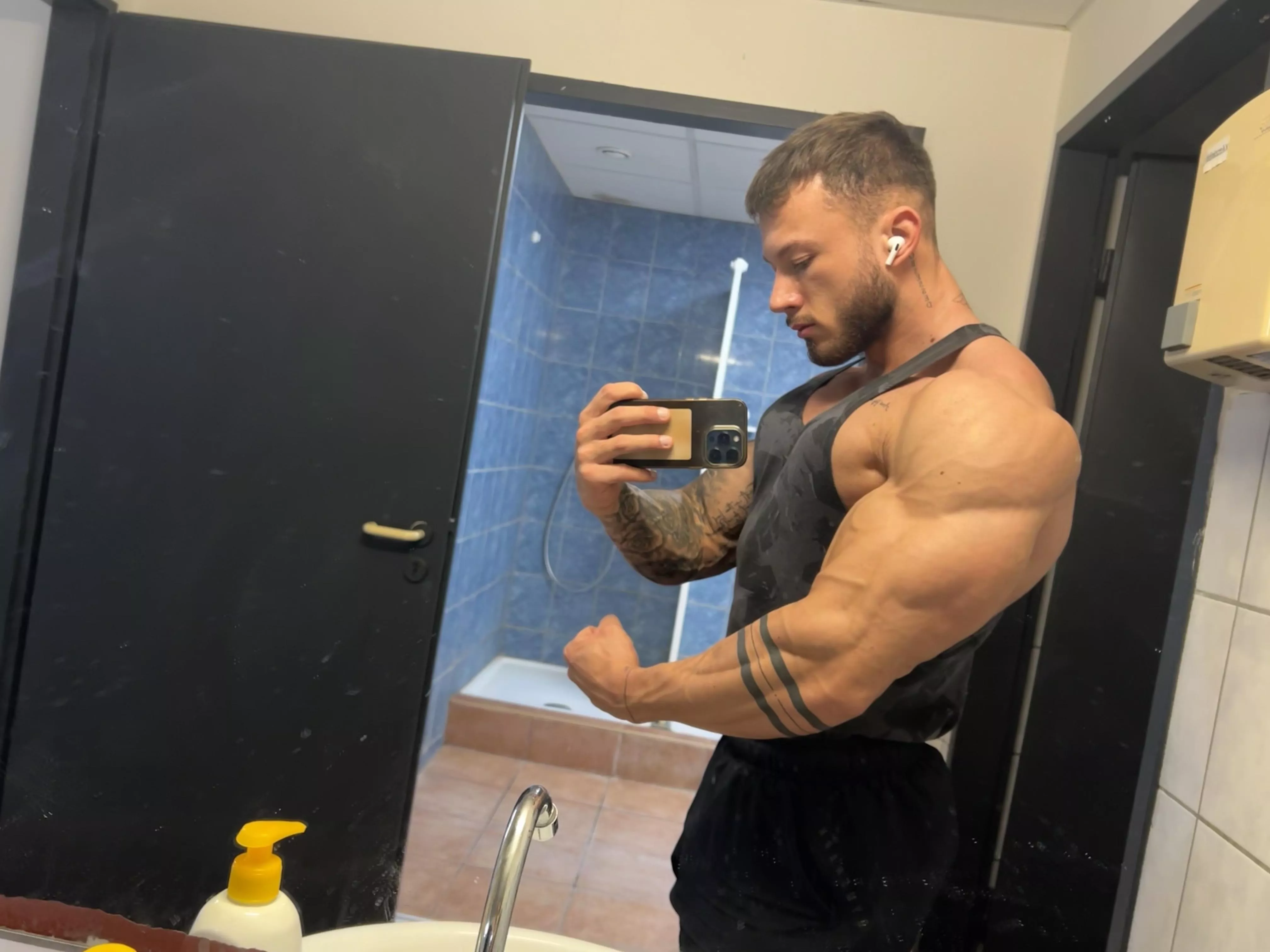 In case you wanted to see some real muscles tonight.