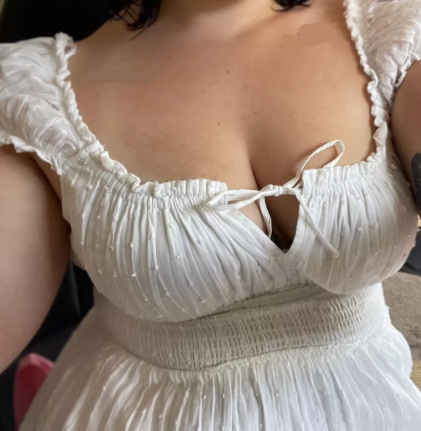 it’s cute sundress w no panties season 🌞