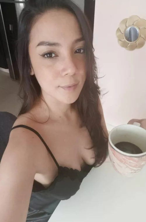 Latina with a teeny bit of Cleavage🤭