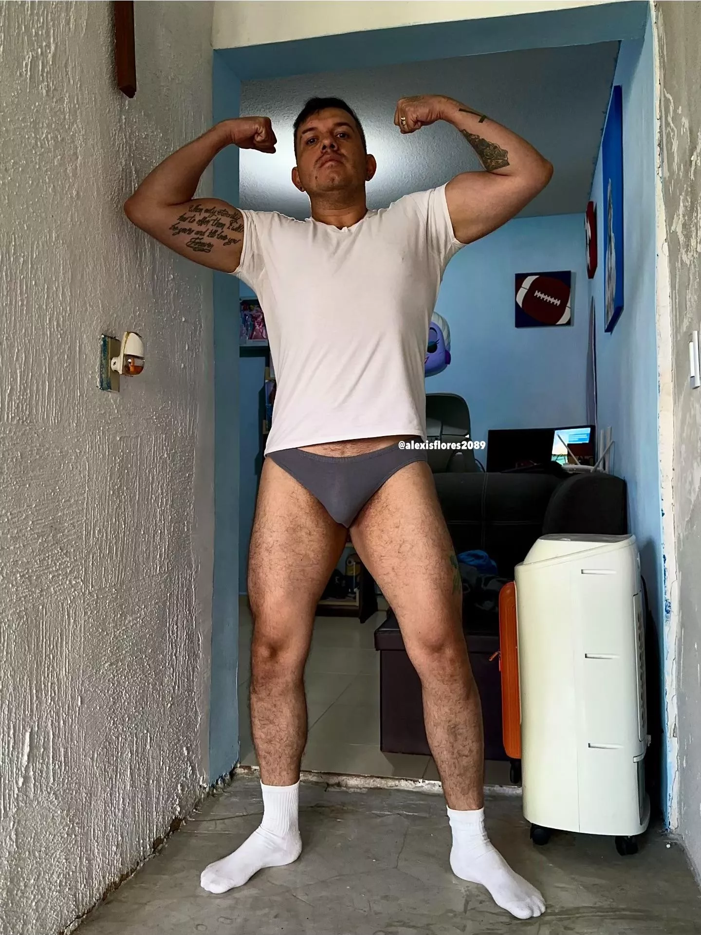 Latino 35 years old, who’s into sweaty socks after gym ? Instagram: @alexisflores2089 