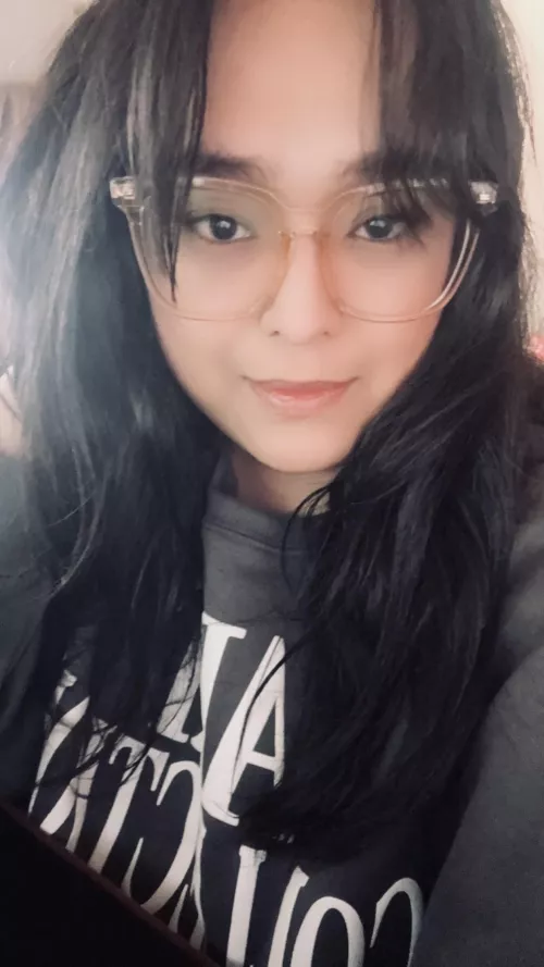 Loving my bangs and eyeglasses :) GFE here. 