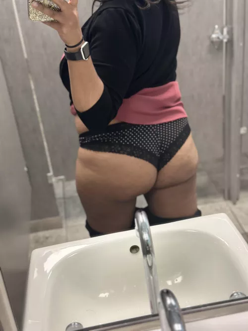 Monday Bathroom Selfie. Peachy isn’t it? 🍑 