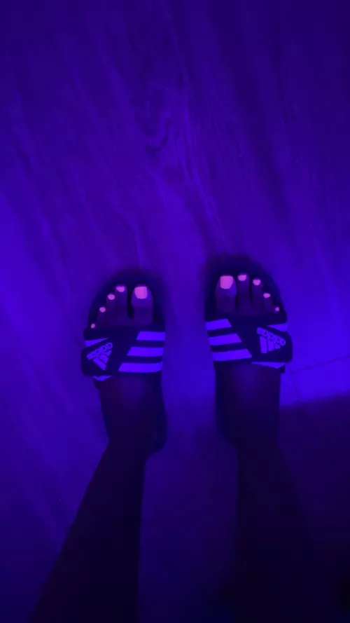 (OC) Glow in the dark nails so you can play with them in the dark 😈 