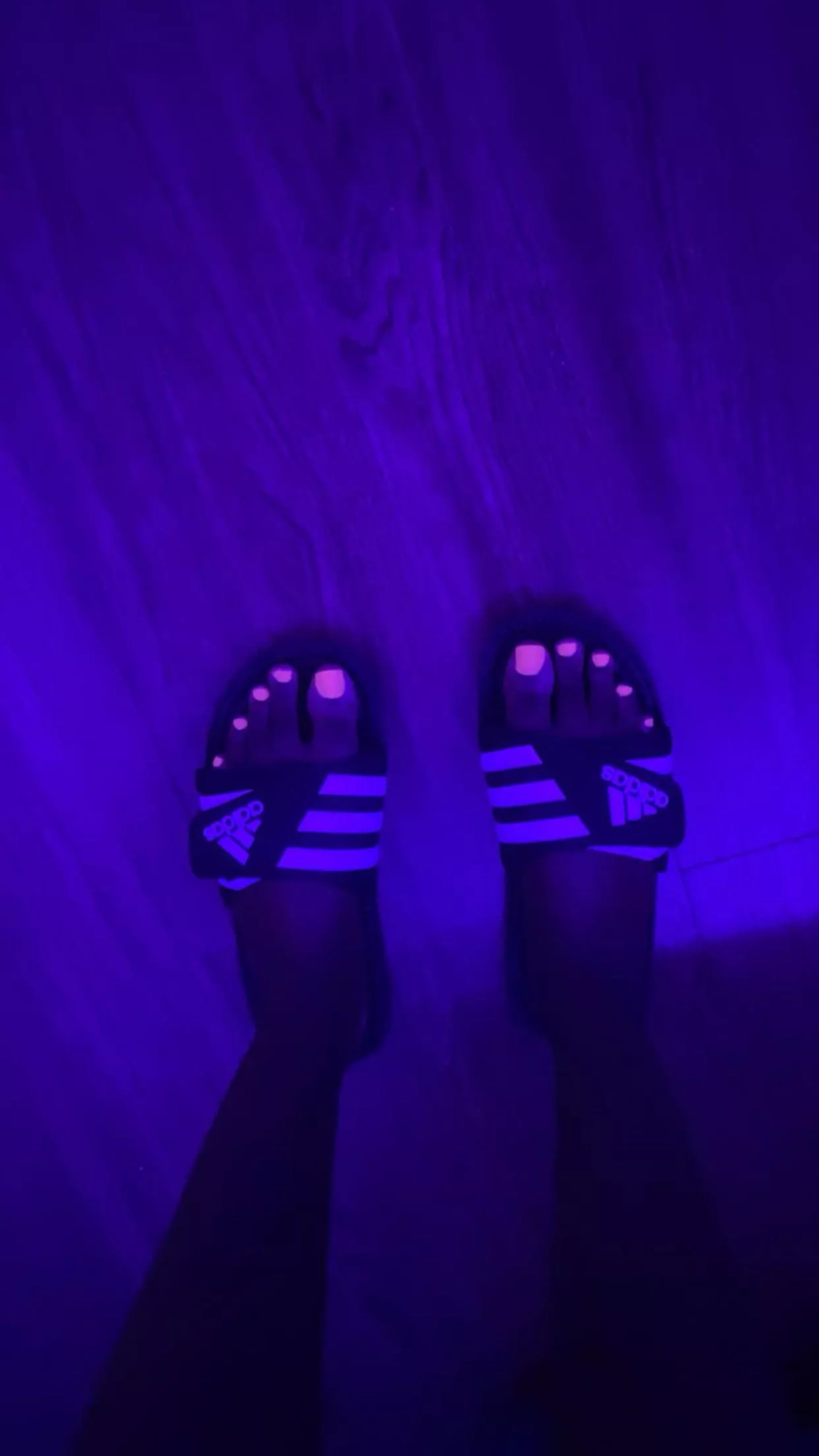 (OC) Glow in the dark nails so you can play with them in the dark 😈 