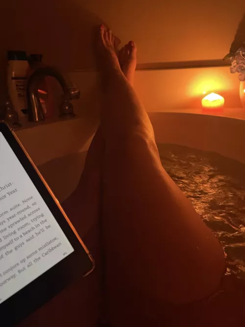 Relaxing night in the bath with my book 📚 