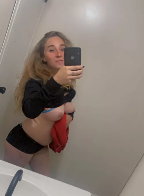 [selling] still awake looking to cum? Dm me 😈 [videocalls] [sexting] [customs] [dickrates] [dom] [pics] [vids] [gfe]