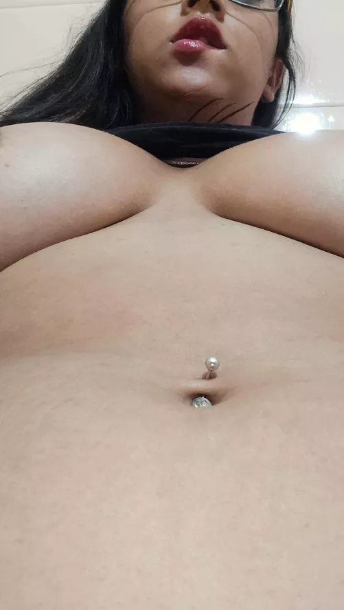 Sexy navel, brown. 