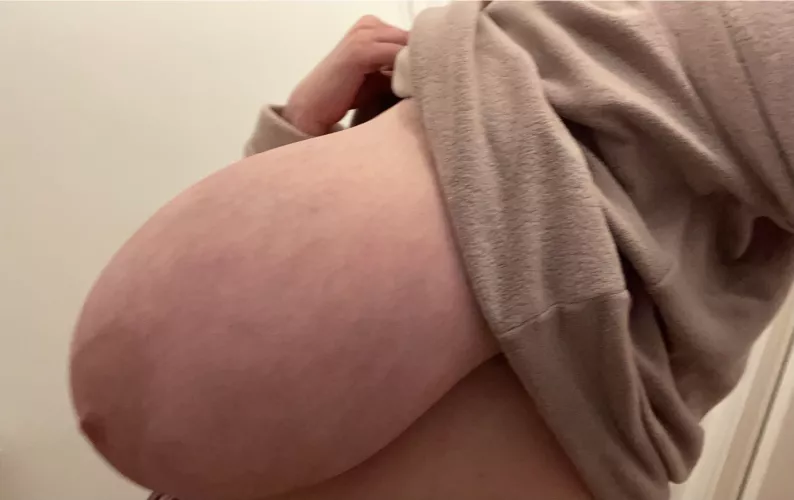 Side boob selfie, voluMe