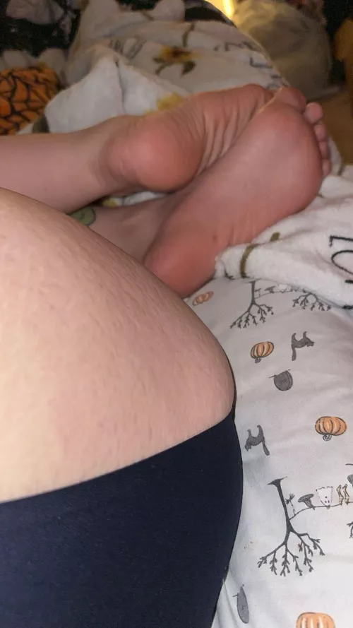 Soles AND stretch marks 🤤 