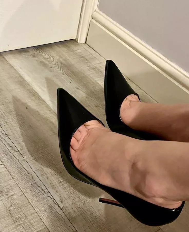 Some toe cleavage to get you guys in the mood!