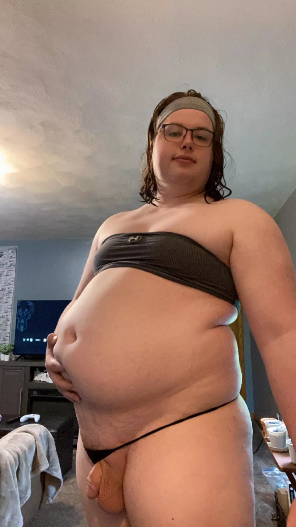 Stretch marks under my belly from it growing SOOO much!! 😝🤰🏻