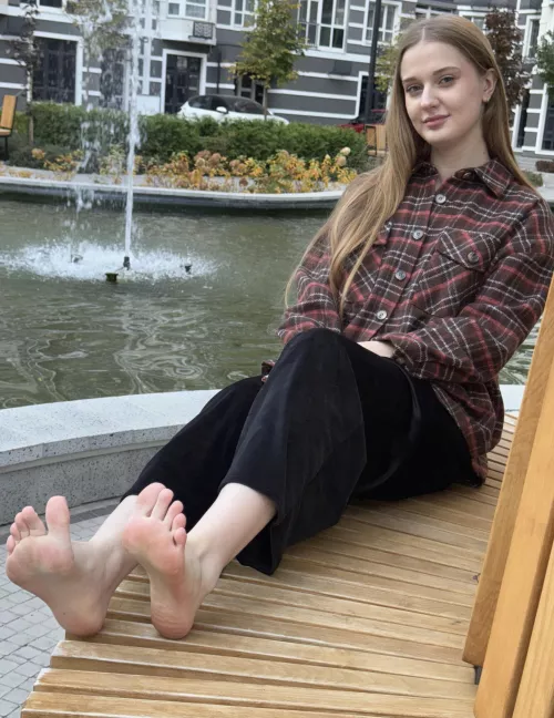 suck my feet and cum on them right here