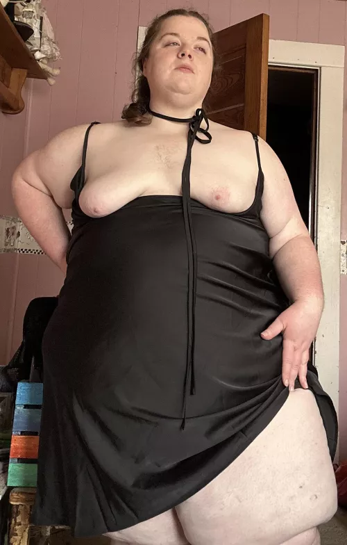 The dress isn’t going to strip itself 💁🏻‍♀️