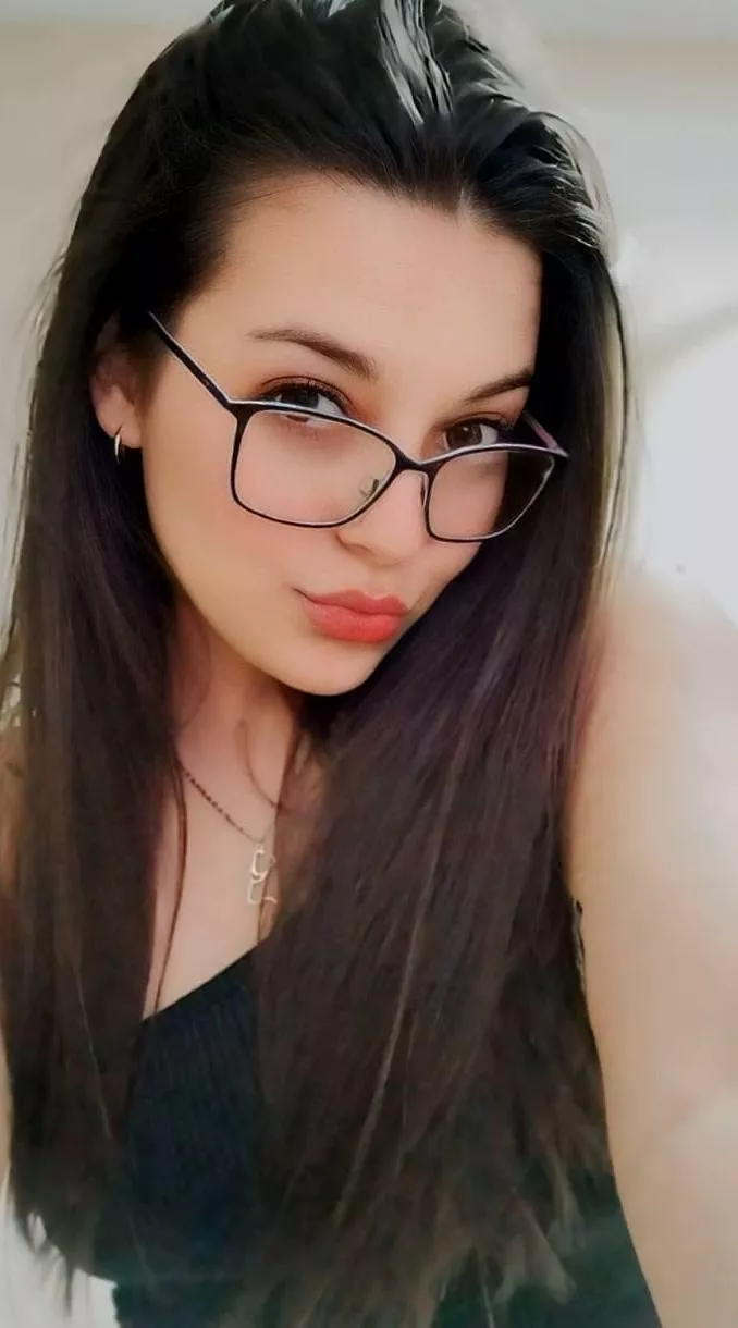 This look really makes me feel confident and sharp.