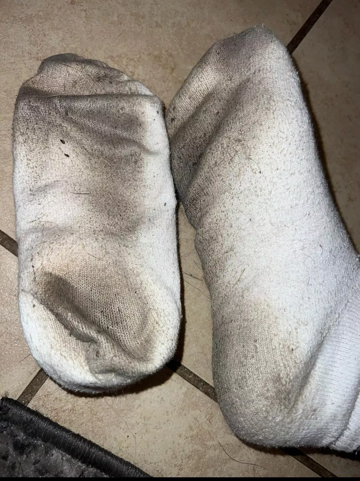 Wanna whiff of my teeny feet 😉😏😈 [f]