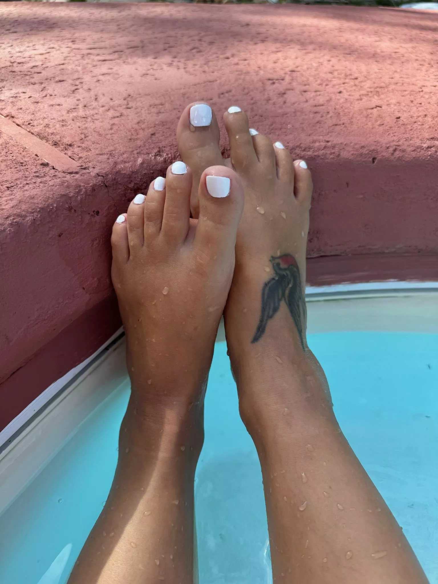 Could you control yourself if you saw these toes at the pool