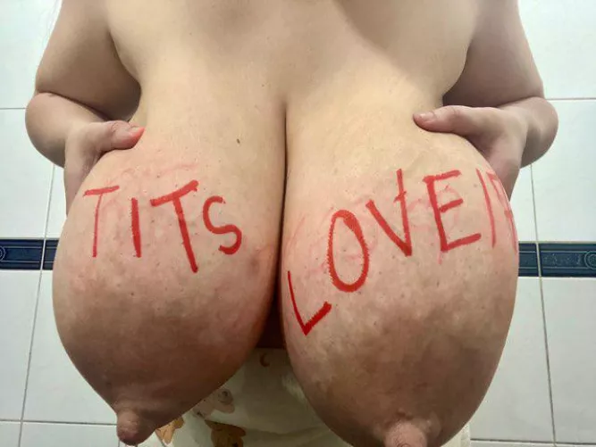 My juggs holds gallons of milk 🍼 who wanna suck?? Menu available for private deals! 