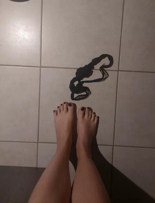 White toes, black nails and black string. (F20)