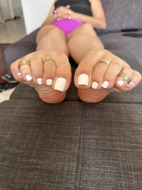 White toes just hangin out 🤍
