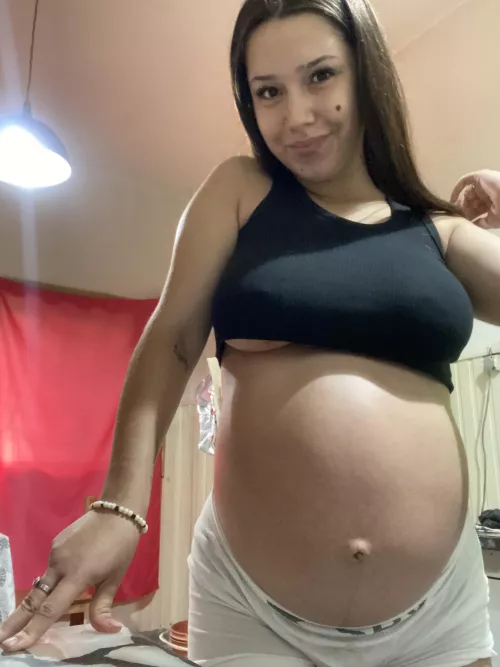 Who says that pregnant women can't go to the gym?