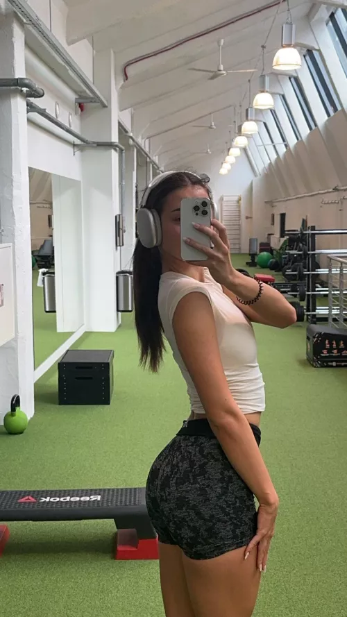 Working out. . Who is available to be my gym buddy? 