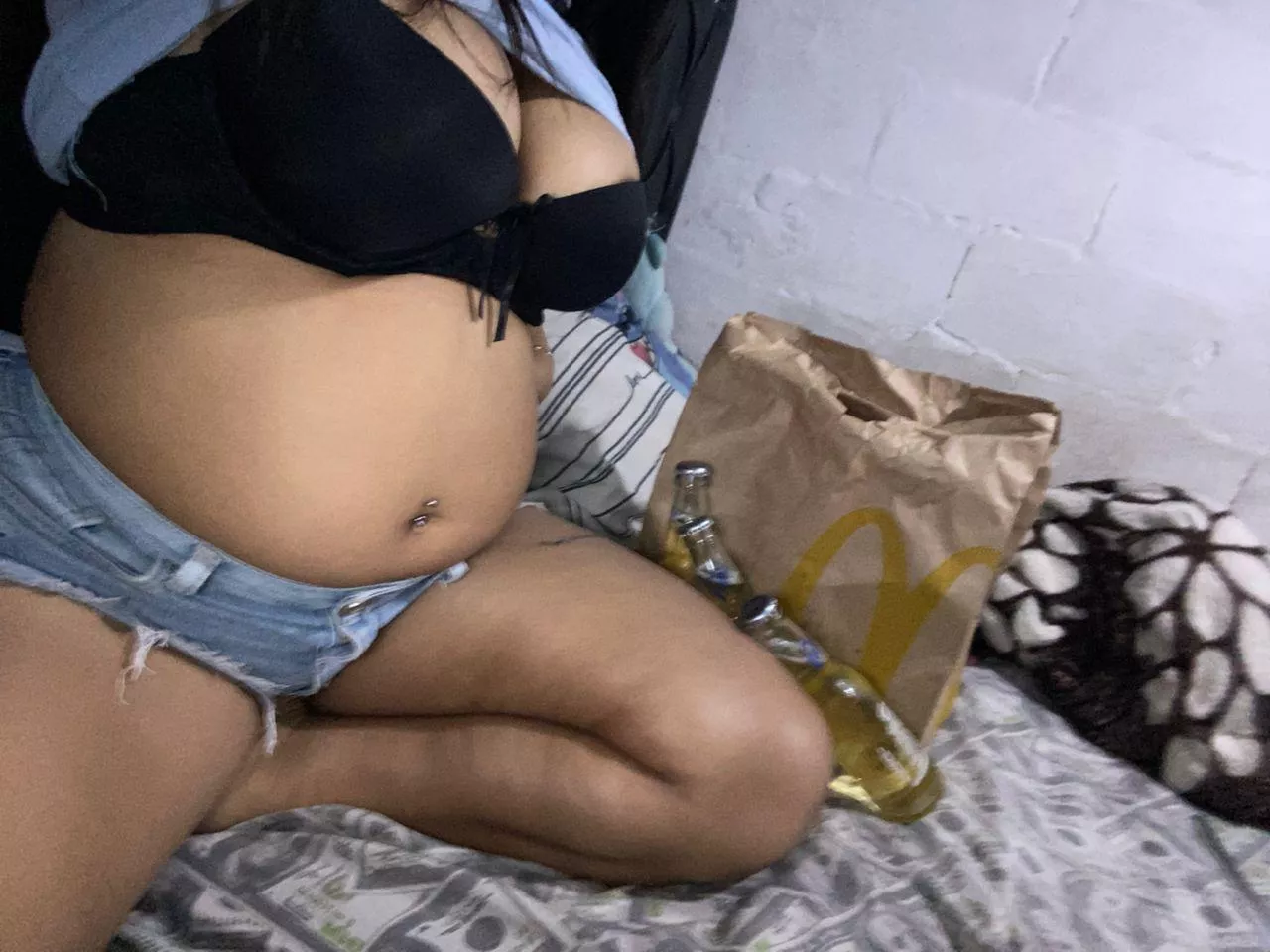 Would you be willing to be my boyfriend knowing that you would spend a lot of money on food just for me?😱🐷🐽🍔🍔😍