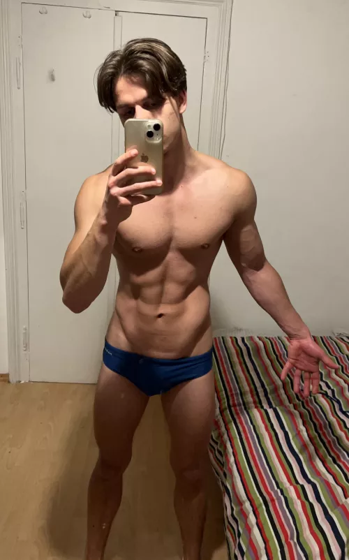 [20]Wanna taste my abs?