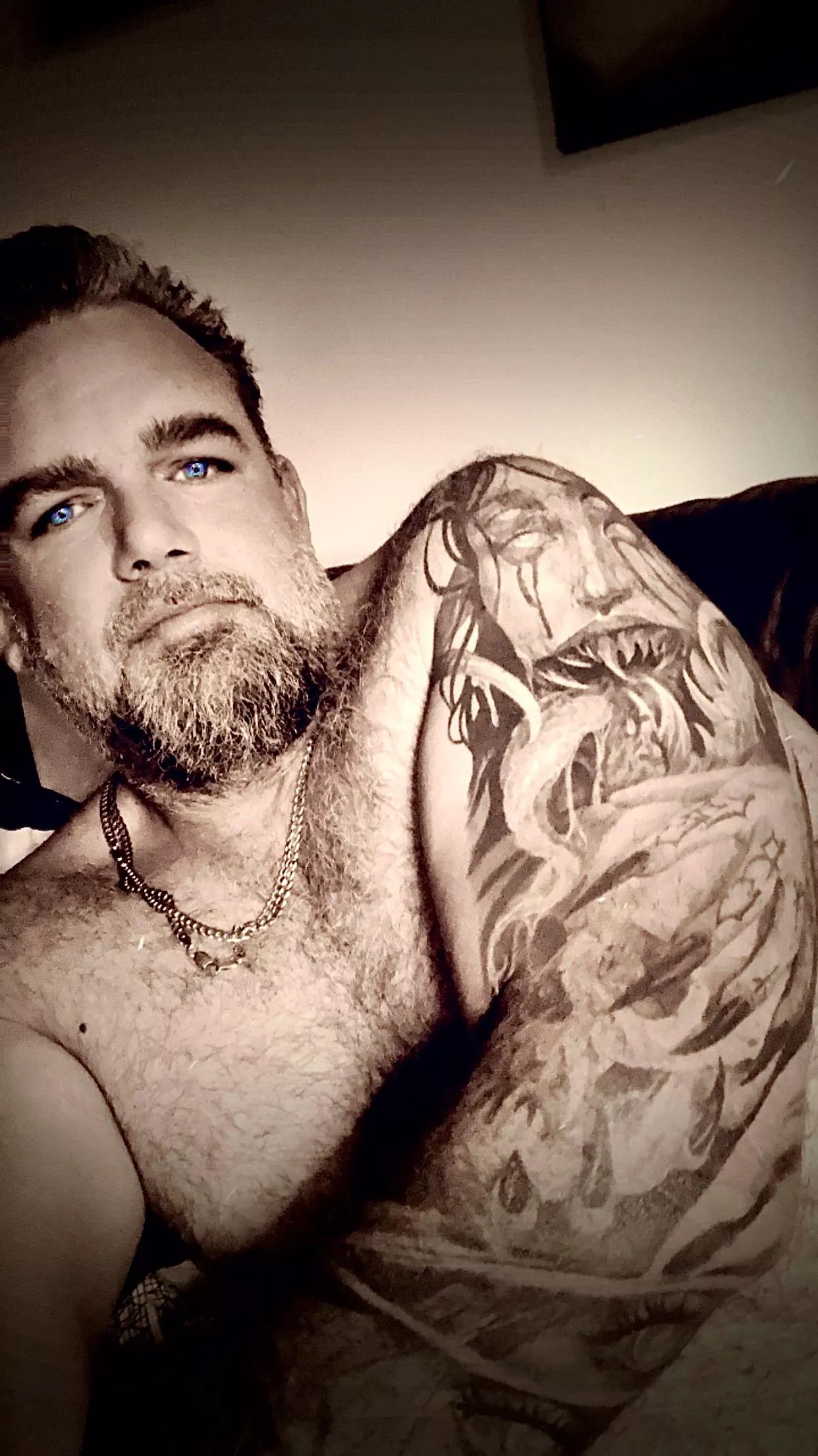 [41] Ol’ blue eyes!