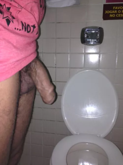 (42) Depois de dar aquela mijada no banheiro do trabalho