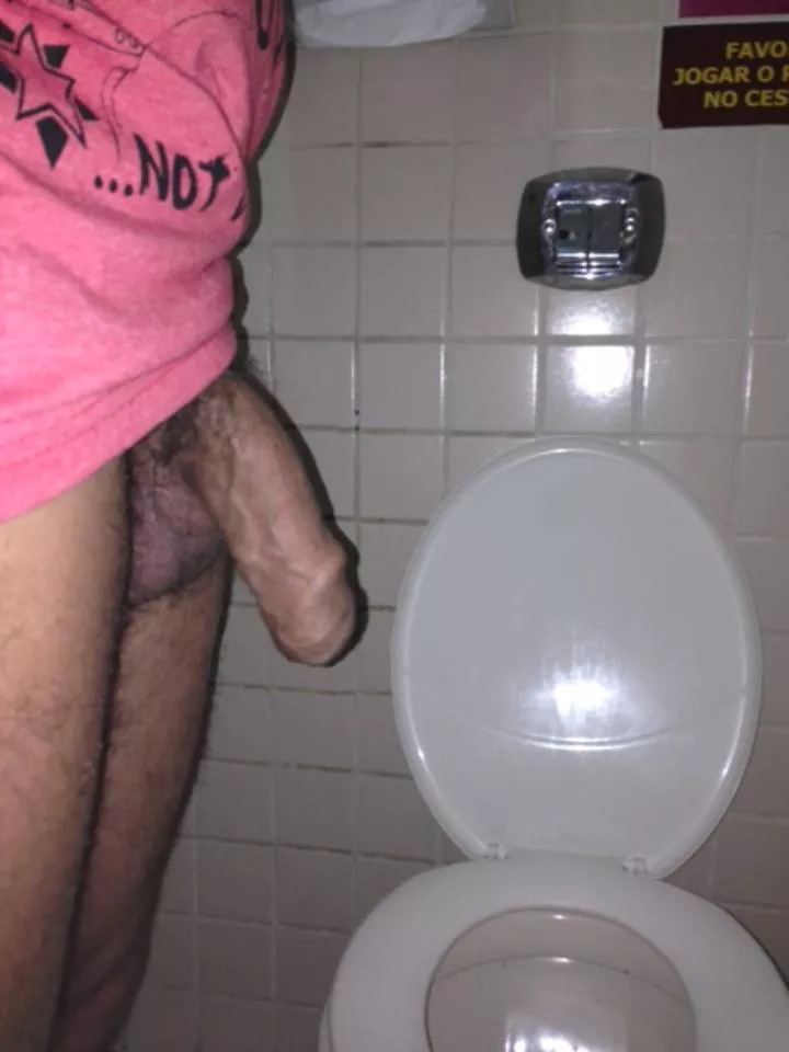 (42) Depois de dar aquela mijada no banheiro do trabalho