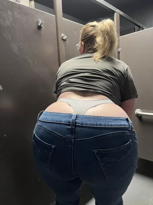 Big ol work booty tail