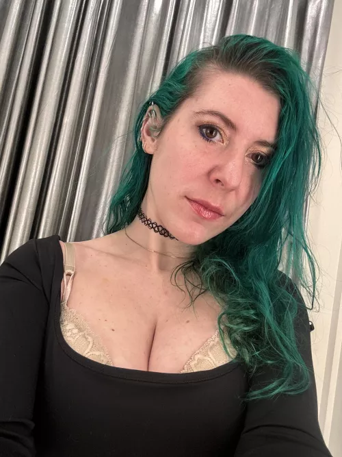 Black Friday shopping cleavage