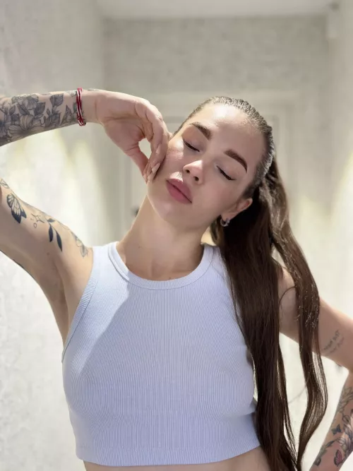 Does the tattoo go with this top?