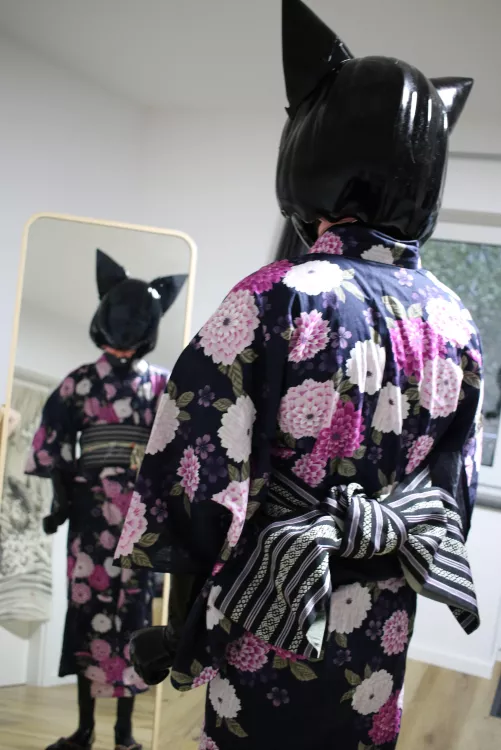 Don't mind it, just a doll admiring itself 🖤 (📸 + 👘: @drone-0635)